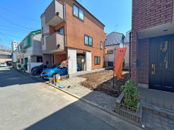 【外観：4月上旬撮影】
3階建てLDK19.4帖×4部屋の広々とした間取りプラン！家族それぞれのプライベート空間が確保されています。