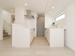 【Kitchen】
真っ白な空間に、木目の床が温かみを添えるキッチン。作業スペースの広がりを感じさせるシンプルなデザインと、心地よい明るさが、日々の暮らしに穏やかな彩りをもたらしてくれそうです

