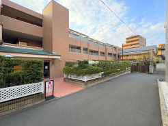 【外観】
西武新宿線「都立家政」駅徒歩4分、「鷺ノ宮」駅徒歩7分の好立地！
レンガ調の外壁が温かい印象を与える建物。手入れの行き届いた緑が、穏やかな日常へと誘うアプローチです。