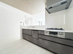 【Kitchen】
洗練されたモノトーンでまとめられた空間は、素材の質感が際立ち、静かで落ち着いた時間をもたらします。生活感を感じさせないミニマルなデザインが、心地よい暮らしを予感させます。