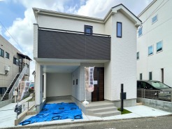 【外観】
モダンな佇まいが印象的な住まい。落ち着きのある色合いと洗練されたデザインが、住まう人の毎日を穏やかに彩ります。