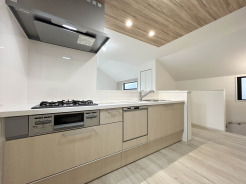 【Kitchen】
天井の木目調デザインが温もりと個性を演出し、柔らかな光が心地よい空間を彩る洗練された住まい。
