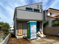 【外観：4月中旬撮影】
洗練されたデザインがあなたの新しい生活を優しく包み込む邸宅。
開放感あふれる空間は、穏やかな時間が流れる心地よい暮らしを予感させます。