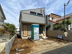 【外観：4月中旬撮影】
京王線急行停車駅「千歳烏山」駅まで徒歩13分の希少立地に佇む、車2台駐車可能な邸宅が誕生。都会の喧騒を離れ、穏やかな日々が始まる場所。