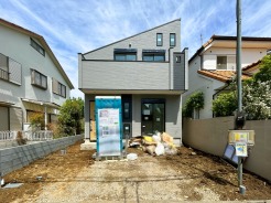 【外観：4月中旬撮影】
空に広がる青と緑豊かな自然が調和する穏やかな佇まい。新しい暮らしの始まりを感じさせる、洗練された住まいです。
