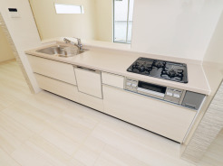 【Kitchen】
清潔感あふれる空間に、機能美が際立つキッチン。毎日の暮らしに心地よいリズムを生み出す、穏やかな時間が流れる住まいです。

