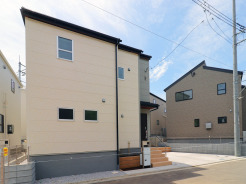 【外観】
澄み渡る青空の下、整然と並ぶ住まい。穏やかな色合いの壁面が、落ち着きと安心感をもたらす街並みに佇んでいます。新生活の始まりにふさわしい、心地よい空間がここから始まります。
