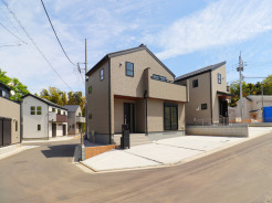 【外観】
閑静な住宅街に佇む、心地よい空間が広がる住まい。日々の暮らしに穏やかな彩りをもたらす、落ち着いた佇まいが印象的です。


