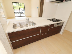 【Kitchen】
都会の喧騒から離れた、穏やかな時間が流れる住まい。採光窓から見える緑豊かな風景が、心に安らぎを与えてくれます。木目調の温かみと洗練されたデザインが調和した空間で、ゆとりある日々をお過ごしください

