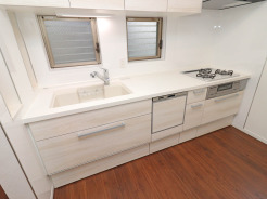 【Kitchen】
清潔感のある白を基調としたキッチンが部屋の空間と調和し心地よい暮らしを予感させます。機能的でありながら穏やかな雰囲気に満ちたキッチンは毎日の料理時間を豊かに彩ってくれることでしょう。