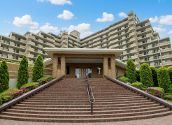 ～ルネ調布国領モア・クレスト～
石畳の階段が続くエントランスは緑豊かな植栽に囲まれ、訪れる人を優しく迎えます。建物の奥行きを感じさせるテラスと空に広がる青い雲が安らぎと開放感のある日々を予感させます。