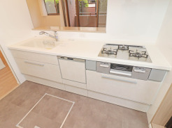 【Kitchen】
清潔感あふれる空間で毎日の暮らしに穏やかな彩りを添えるキッチン。心地よい光が調理の時間をより豊かに演出します。
