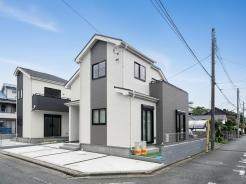 【外観】
モダンなモノトーンの外観が、洗練された印象を与える住まい。澄み渡る青空の下、穏やかな時間が流れるかのような、落ち着いた佇まいが心地よさを感じさせます

