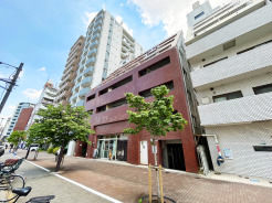 【外観】
深みのあるレンガ調の外壁が街並みに静かな落ち着きをもたらし、周囲の緑と調和しながら穏やかな存在感を放っています
