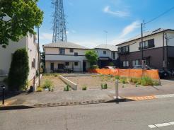 【外観：5月中旬撮影】
穏やかな住宅街に位置する、開放感のある敷地。周囲の環境と調和しながら、理想の暮らしを描くための落ち着いた基盤が整っており、心地よい風と空を感じる日常の拠点としてご検討いただけます


