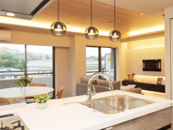 【Kitchen】
洗練された間接照明の柔らかな陰影が、上質で落ち着いた暮らしの時間を演出する心地よい空間。