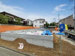 【外観：4月撮影】太陽光発電システム、制震ダンパー搭載。断熱性能・省エネ性能に優れたZEH水準のずっと安心して暮らせる快適な住まい。