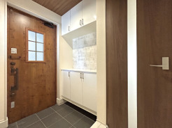 【Entrance】
温かみのある木目の風合いとすっきりと洗練された色調が調和する空間。帰宅したときに心安らぐような、落ち着きと気品を兼ね備えた佇まいが、日々の暮らしに心地よいゆとりと洗練された印象を与えてくれます。