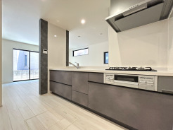 【Kitchen】
洗練されたモノトーンの色調が空間全体を引き締め、無駄のないすっきりとした佇まいが日々の暮らしに静かな調和をもたらします。