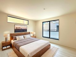 【Room：8.2帖】
すっきりと洗練されたシンプルな室内。素材感の調和が、上質で静かな暮らしのひとときを叶えます。
本画像はCGで作成しており、実際に現地に家具は配置しておりません。また、価格に家具は含まれません。
