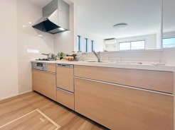 【Kitchen】
余白の美しさを活かした開放感のある空間は、日々の暮らしに心地よい調和をもたらし、住まう人の個性を穏やかに引き立てる落ち着いた佇まいとなっています
