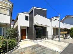 【外観】
洗練されたモノトーンの外観が空の青色と美しく調和し、住まう人の暮らしに静かな誇りと心地よい落ち着きをもたらす佇まいです

