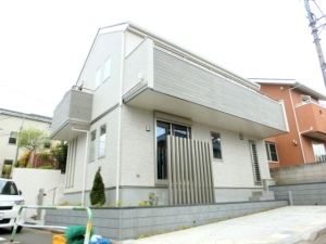 角地を有効活用した建物で、広いバルコニーが特徴的ですね。大きなお車も十分に置くことが出来ます！