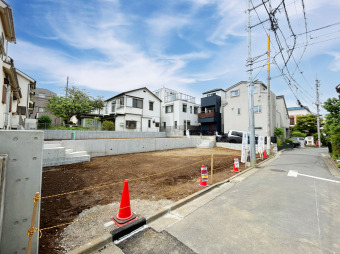 【外観】（3月下旬撮影） 東急大井町・目黒線「大岡山」駅まで徒歩12分の閑静な住宅街に全3邸の新築分譲住宅が誕生！ 全邸屋上バルコニー付きのプラン。LDKは20帖超えの3面採光設計で明るく開放的な空間です。