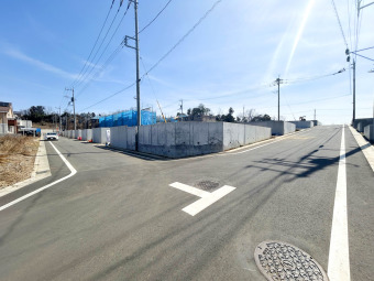 前面道路は6ｍと広々。車の出し入れもしやすいです。