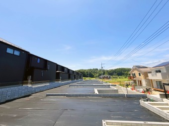 交通量の少ない前面道路ですので、小さなお子様がいらっしゃるご家庭でも安心してお住まいになれます。