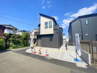 【現地外観】 西武国分寺線「恋ヶ窪」駅から徒歩9分の立地に登場！ 南側道路・角地といった好立地に集う全4棟の新築分譲住宅。
