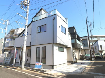 【現地外観】１号棟（３月撮影） 異なる間取りプラン、コンセプトで各御家庭に合った暮らしを見つけられます。