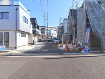 【現地外観】（３月撮影） 優れた利便性と静隠な住環境が魅力の上祖師谷エリア。