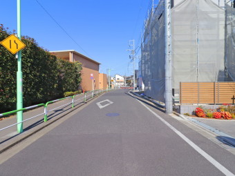 【前面道路】（３月撮影） 幅員：東側約８．１ｍ