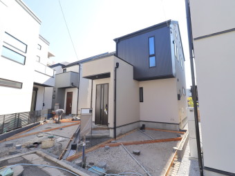 【現地外観】６号棟（３月撮影） 全１２棟の大型分譲地。