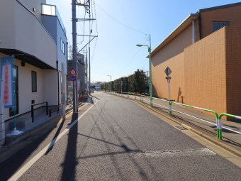 【前面道路】（３月撮影） 幅員：東側約８．１ｍ