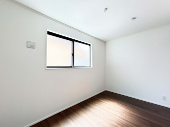 【Room：4.84帖】 全居室2面採光の邸宅。居室を明るく照らしてくれ、暖かな空間を創り出してくれます。