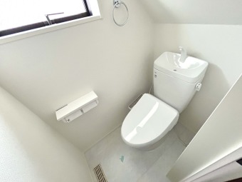 【Toilet】（1階） 1階と3階にトイレがあるので、朝慌ただしい時間帯に混む心配が減ります。わざわざトイレのために階段を昇り降りをせずに済みます。