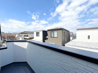 【Balcony】（3階） 2面バルコニー仕様の邸宅。洗濯物が溜まっていても、2階と3階にバルコニーがあるので、一回で沢山干すことが可能。