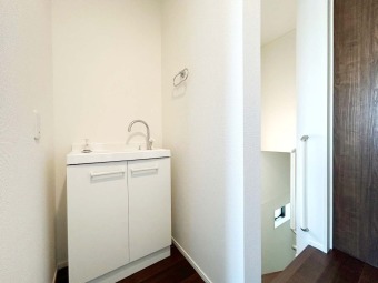 【セカンド洗面台】 3階廊下に備わった洗面台。トイレの前に配置されているので、お手洗い後に手を洗うことができ、清潔さを保てます。