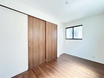 【Room：5.11帖】 全居室2面採光の邸宅。居室を明るく照らしてくれ、暖かな空間を創り出してくれます。