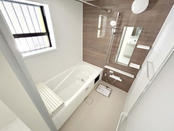 【Bath Room】 足を伸ばしてゆったりと浸かれるのはもちろん、洗い場も広さがあるので立ったりしゃがんだりする動作もスムーズに行えます。