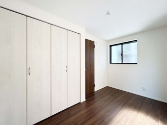 【Room：4.84帖】 全居室2面採光の邸宅。居室を明るく照らしてくれ、暖かな空間を創り出してくれます。