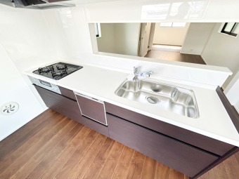 【Kitchen】 開放感あるカフェスタイルのおしゃれなフルオープンキッチン採用。リビング全体が見渡せられるので、子供の様子を見ながら、家族との会話を楽しみながら料理ができます。