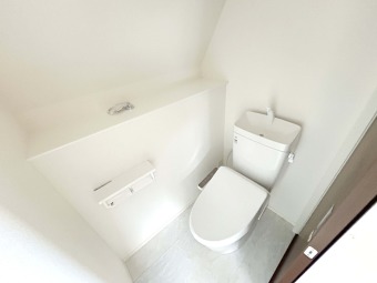 【Toilet】（3階） 1階と3階にトイレがあるので、朝慌ただしい時間帯に混む心配が減ります。わざわざトイレのために階段を昇り降りをせずに済みます。