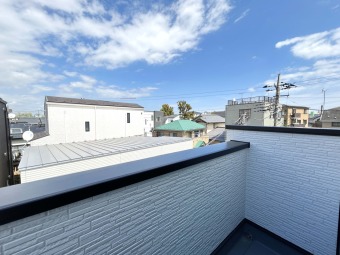 【Balcony】（3階） 2面バルコニー仕様の邸宅。洗濯物が溜まっていても、2階と3階にバルコニーがあるので、一回で沢山干すことが可能。