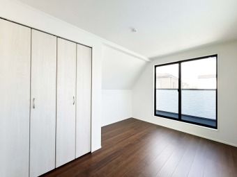 【Room：6.4帖】 バルコニーに繋がっている居室。大きな窓が採用されているので、陽の光が差し込みやすく、居室を明るく照らしてくれます。