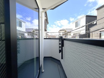 【Balcony】（2階） 2面バルコニー仕様の邸宅。洗濯物が溜まっていても、2階と3階にバルコニーがあるので、一回で沢山干すことが可能。