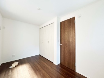 【Room：4.84帖】 全居室2面採光の邸宅。居室を明るく照らしてくれ、暖かな空間を創り出してくれます。