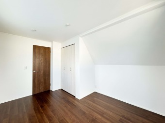 【Room：6.4帖】 バルコニーに繋がっている居室。大きな窓が採用されているので、陽の光が差し込みやすく、居室を明るく照らしてくれます。
